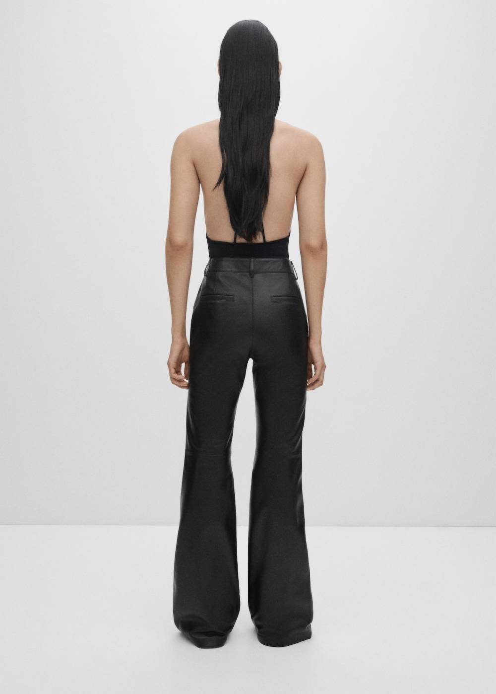 Mango Flared Hose aus Leder Cyber Monday