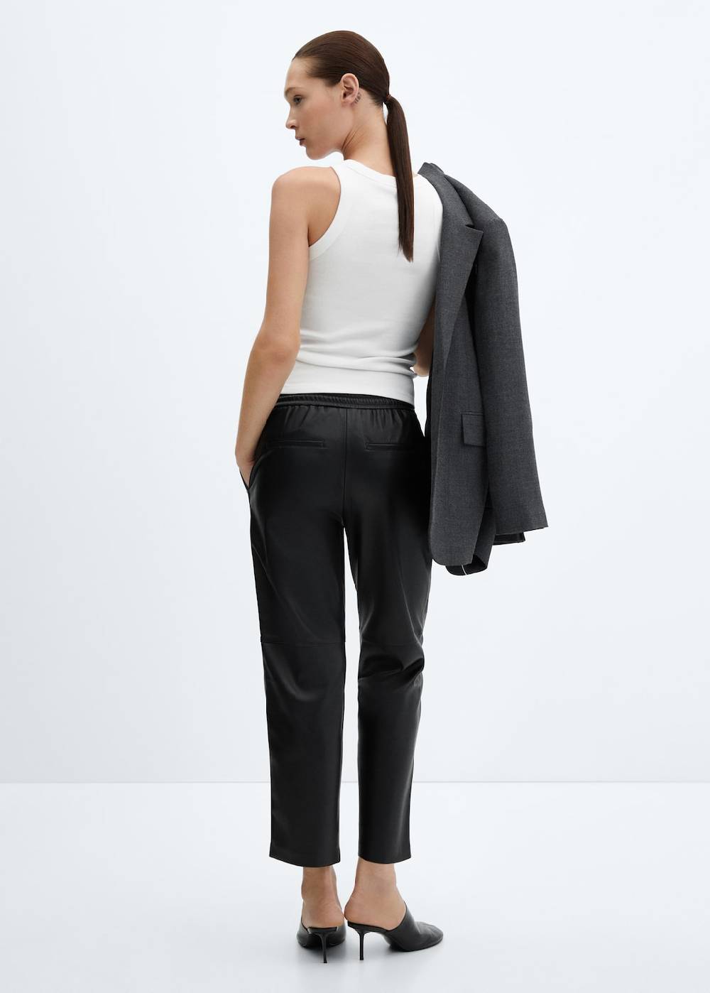 Mango Hose mit Stretchbund und Leder-Effekt Kostenloser Versand international