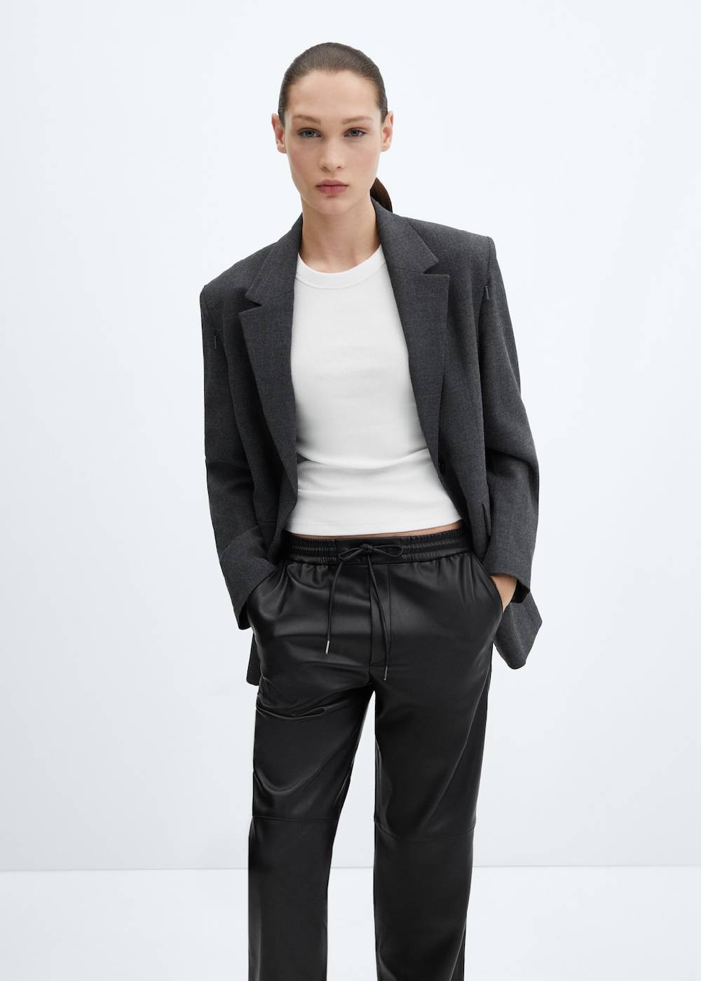 Mango Hose mit Stretchbund und Leder-Effekt Kostenloser Versand international