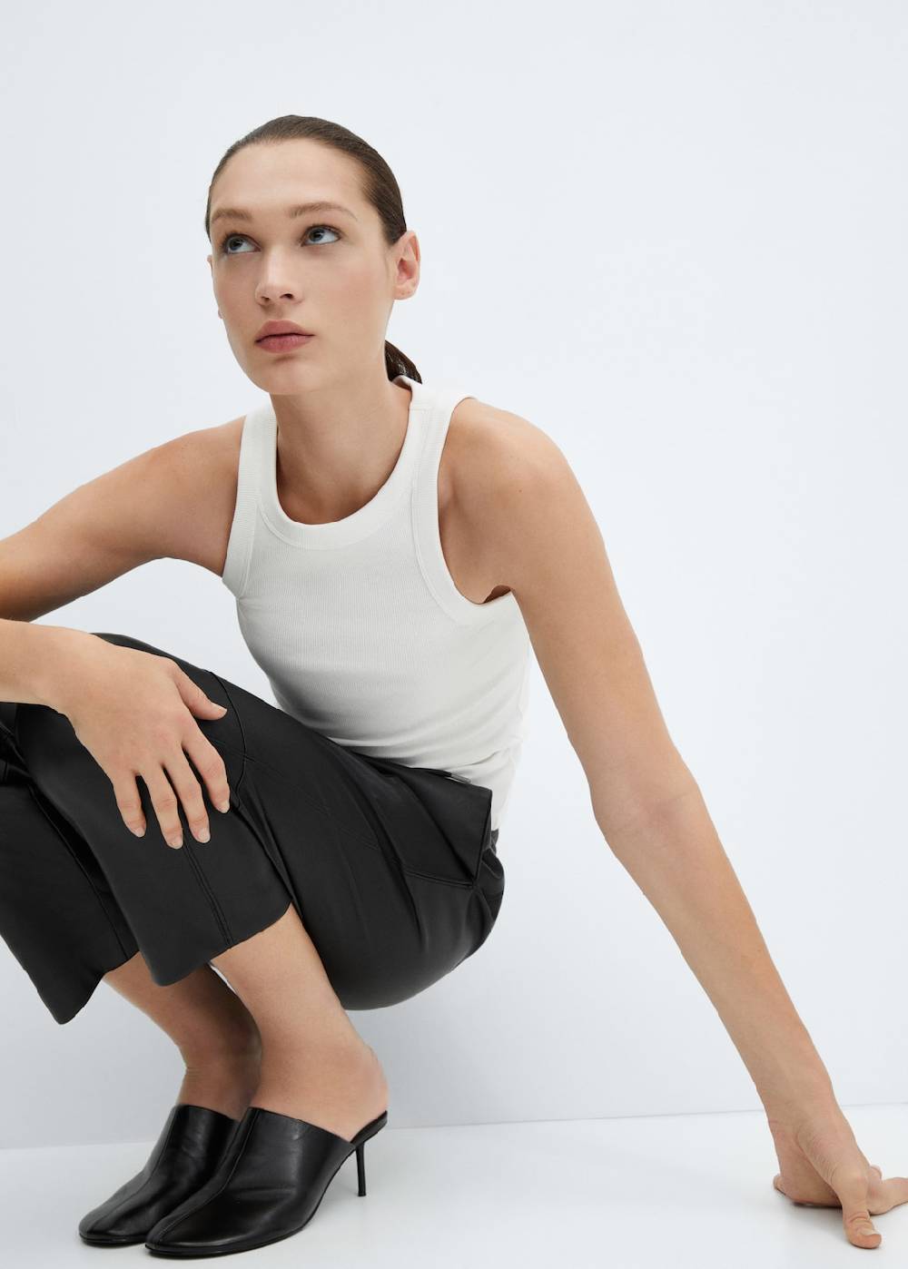 Mango Hose mit Stretchbund und Leder-Effekt Kostenloser Versand international