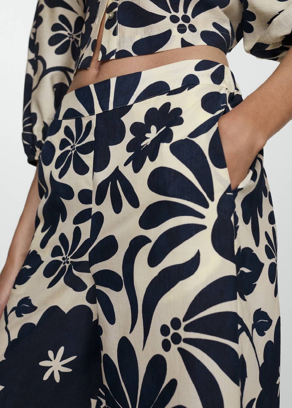 Mango Fließende Hose mit Blumendruck Preisnachlass