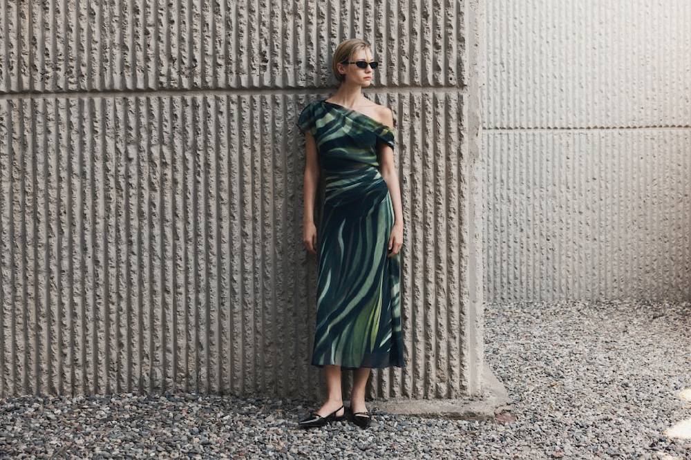 Mango Gemustertes Kleid mit drapierten Details Begrenztes Angebot