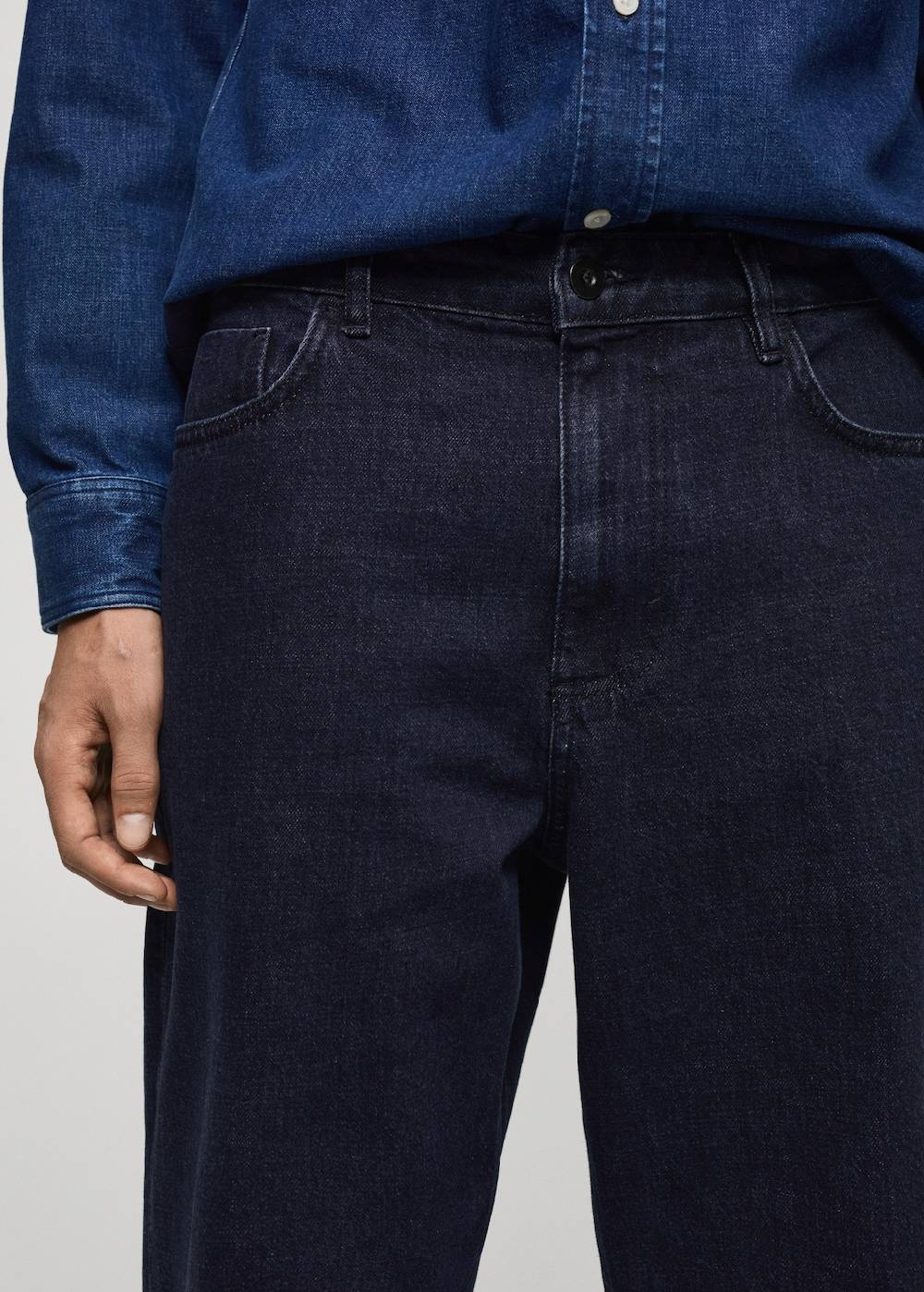 Mango Relaxed Fit-Jeans mit dunkler Waschung Letzter Tag
