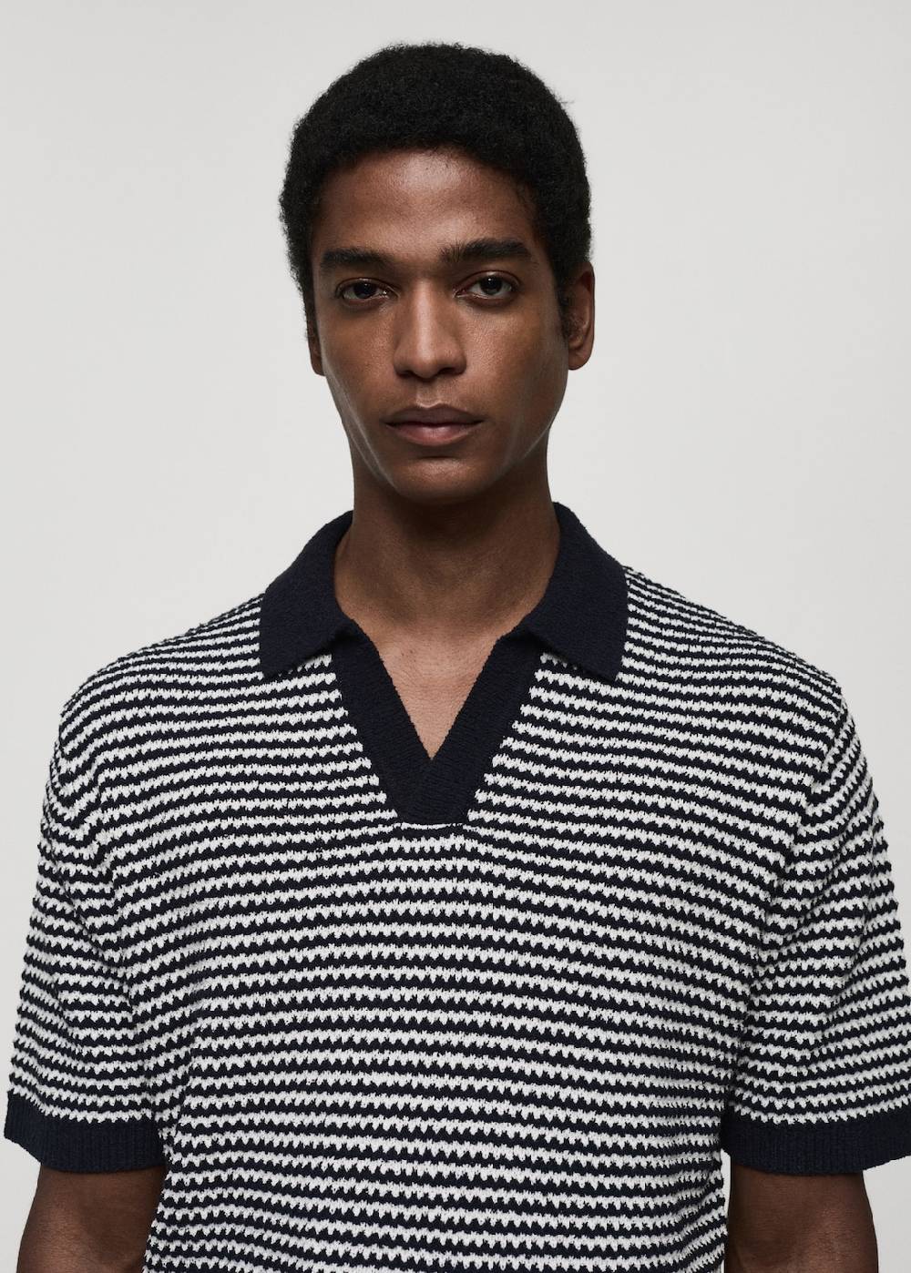 Mango Gestreiftes Stric-Poloshirt mit Kontrastkragen 50% Rabatt mit kostenlosem Versand