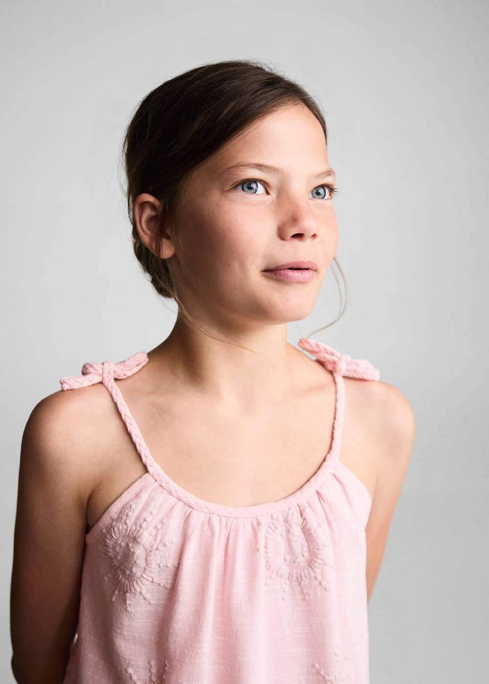 Mango Kleid mit gestickten Details Kostenloser Versand international