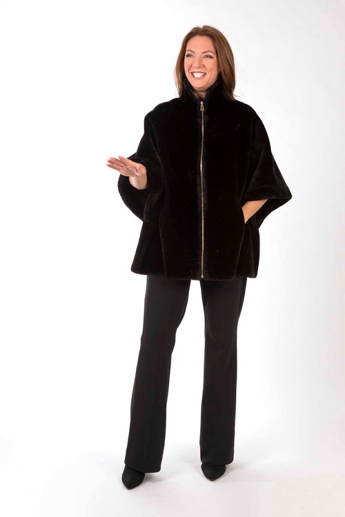 Petite M. Cape zum Wenden in Lammfell Imitat Schwarz Discount Store für neue Produkte