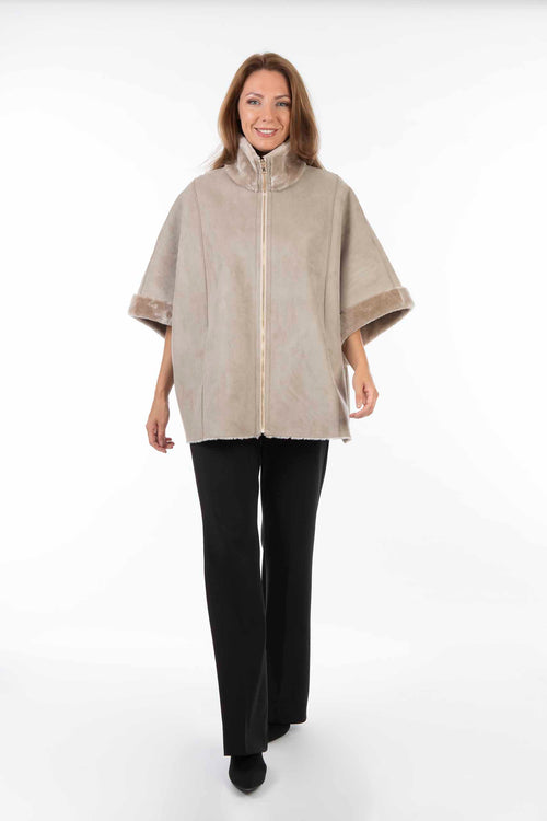 Petite M. Cape zum Wenden in Kunstlammfell Online Outlet