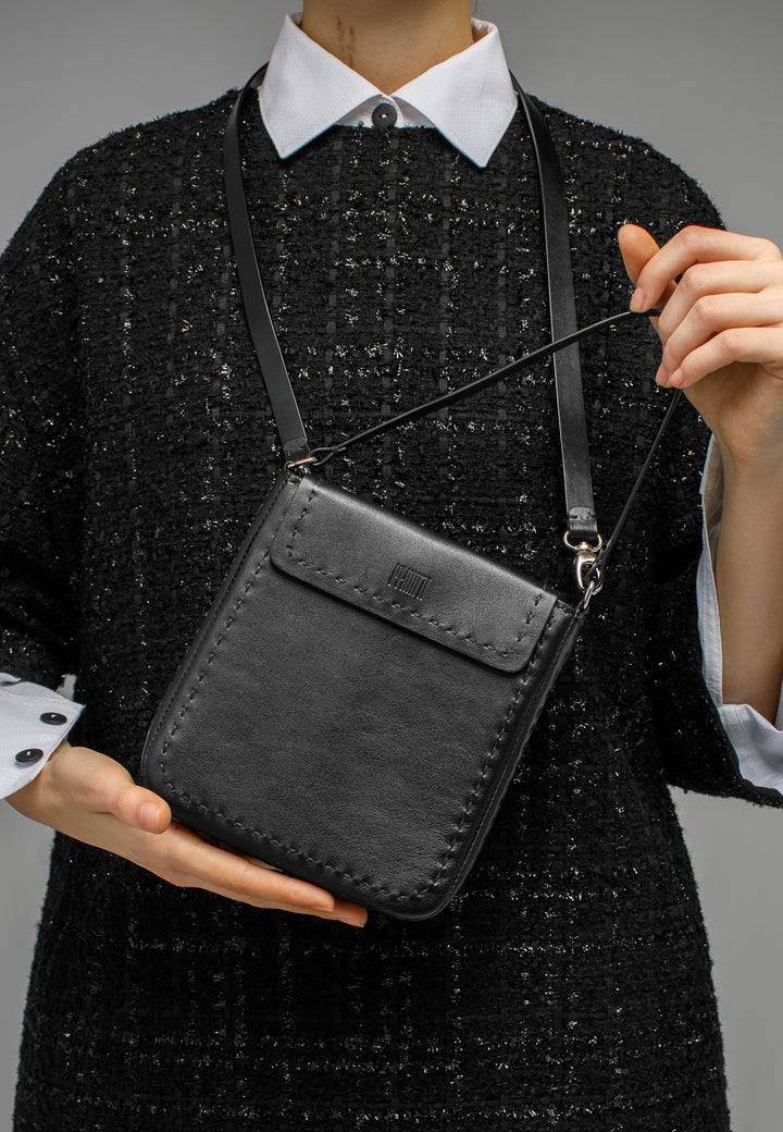 Philini Handtasche in schwarz - Saphira im Angebot