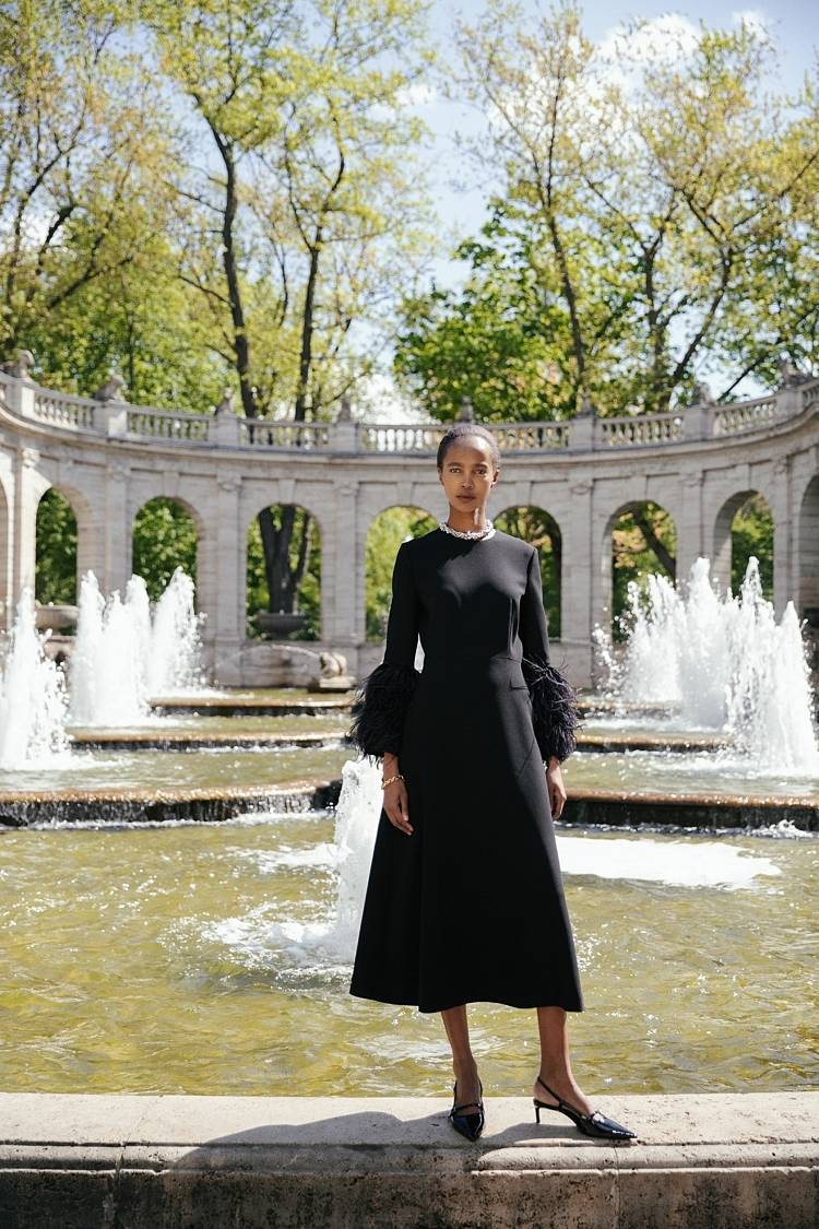 Sly 010 Langes tailliertes Kleid mit Federbesatz Blitzverkäufe