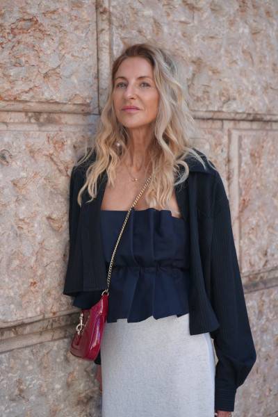 Sosue Pleat top Navy Rabatt